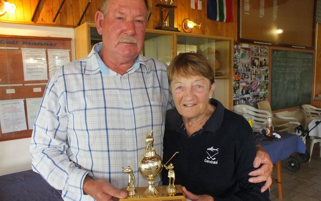 Bev Swart en June Rahn as die Gemengde Pare Uitklopkampioene